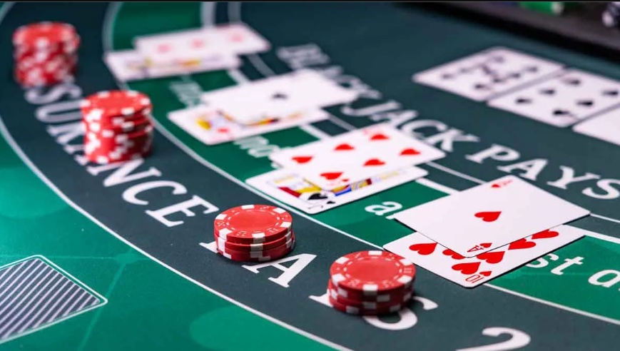 Bluff là gì trong poker? Nghệ thuật lừa đối thủ và cách áp dụng