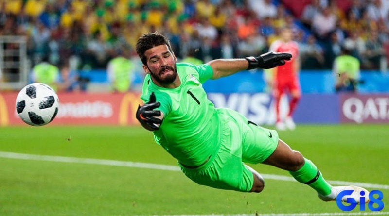 Alisson Becker giữ vững phong độ với số trận giữ sạch lưới và chỉ số cứu thua vượt trội trong mùa 2024-2025.