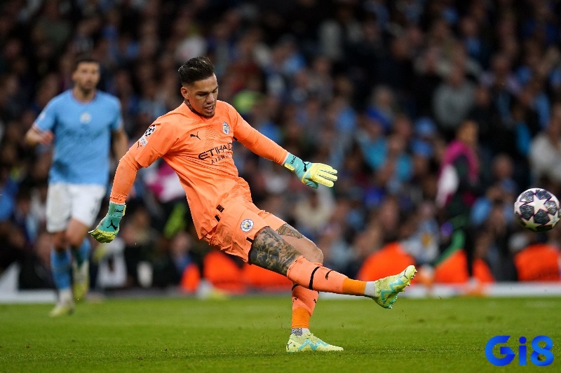 Ederson là thủ môn có khả năng chơi chân xuất sắc nhất Ngoại hạng Anh, góp phần quan trọng vào lối chơi của Man City.