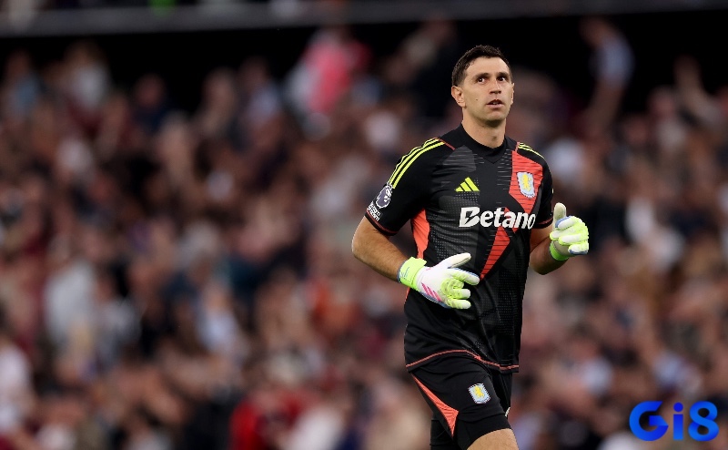 Emiliano Martinez là chốt chặn đáng tin cậy, giúp Aston Villa cạnh tranh top 4 mùa này.